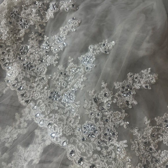 Wedding dress - Picture 16 of 17